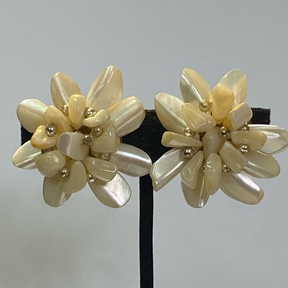 MADE IN JAPAN, VINTAGE CLIP ON EARRINGS. - Picture 1 of 9